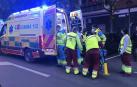 Efectivos del 112 de Madrid introducen en la ambulancia a la mujer apuñalada en Móstoles