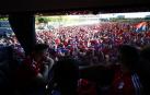 Los jugadores de Osasuna observan los ánimos de la afición en su camino al estadio de La Cartuja