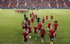 Los jugadores de Osasuna se retiran a los vestuarios aplaudidos por los niños que acudieron a ver el entrenamiento