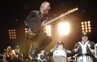 Sting salta en el concierto de despedida de The Police en Nueva York en 2008, en el que participaron tambores del cuerpo de policía de la ciudad