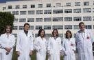 De izda. a dcha. Maite Mendioroz (Navarrabiomed), Alberto Valiente (Genética, HUN), Ainhoa Iceta y Josune Hualde (Pediatría, HUN), Amaya Bengoa (Genética, HUN) y Alfredo Martínez (HUN), personal directivo del HUN y Navarrabiomed con los y las profesionales de los Servicios de Pediatría y Genética que han puesto en marcha el circuito asistencial en el HUN