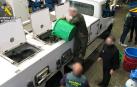 La Guardia Civil, en una operación conjunta con la Gendarmería Francesa, se ha incautado de 1,5 toneladas de angulas vivas. Se han realizado una treintena de registros simultáneos en domicilios, sedes de empresas y viveros clandestinos de España y Francia, y extendidos a Bélgica y Polonia, en los que se ha detenido a 27 personas por pertenencia a organización criminal, tráfico de especies protegidas, contrabando y blanqueo de capitales.