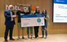 Alumnos del IES Mendillorri de Pamplona posan con el galardón al ‘Proyecto más realizable’