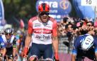 Mads Pedersen celebra su victoria en la sexta etapa del Giro