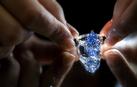 Un empleado de Sotheby's muestra la codiciada joya