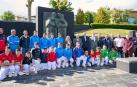 Pelotaris y delegados de los pueblos participantes en el Interpueblos de Navarra se dieron cita este jueves en el exterior del Museo Jorge Oteiza