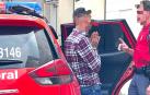 Un agente de la Policía Foral habla con una persona detenida por malos tratos en Pamplona