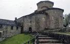 La nieve ha hecho acto de presencia este viernes en el santuario de San Miguel de Aralar, a 1.355 metros de altitud. El descenso térmico de estos días en Navarra se une a la lluvia y a los chubascos, presentes sobre todo en el noroeste de la Comunidad y en la zona de los Pirineos. Según la AEMET, las precipitaciones continuarán durante todo el fin de semana en esas zonas y las temperaturas irán ascendiendo.