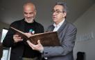 Aritz Otazu (izda.) y Javier Nicolás, con el ejemplar encuadernado de la partitura completa de El juramento, de Joaquín Gaztambide