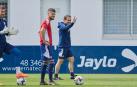 Jagoba Arrasate saluda a unos aficionados, junto a Aitor Fernández e Iker Muñoz