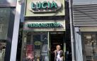 Juli Vegas, junto al escaparate de la herboristería Lucía, en la calle Sancho el Mayor