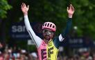 Ben Healy, de Ef Education-Easypost celebra despues de cruzar la línea de meta