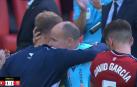 Mateu Lahoz se ha emocionado al abrazar a cada uno de los jugadores de Osasuna en el que ha podido ser su último partido en El Sadar