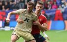 Lucas Torró sujeta a Leo Baptistao, delantero del Almería