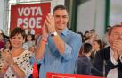 La ministra de Política Territorial y portavoz del Gobierno, Isabel Rodríguez; el presidente del gobierno, Pedro Sánchez; y el alcalde de Puertollano, Adolfo Muñiz, este domingo
