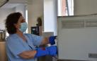 Una sanitaria introduce muestras en un congelador biológico del Hospital de La Princesa de Madrid