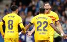 El delantero polaco del FC Barcelona Robert (d) Lewandowski celebra su segundo gol
