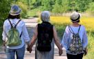 Tres mujeres pasean por el campo
