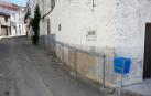 Pezcueza cuenta con un coche eléctrico que traslada a los vecinos hasta el centro de día, cámaras en casas, alarmas que avisan si alguna persona sufre un accidente y pasamanos en las calles para facilitar la vida de las personas mayores de la localidad