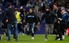 Cientos de aficionados invaden el campo al término del partido que el RCD Espanyol y el FC Barcelona