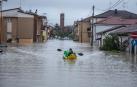 Una persona navega con un kayak inflable por una calle inundada en Cesena, tras una lluvia torrencial que azota la región de Emilia-Romaña en Italia