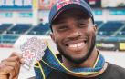 El atleta pamplonés Courage Adams posa con la medalla de plata
