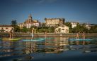 Alumnos practicando Paddle Surf en el entorno privilegiado de Hondarribi.