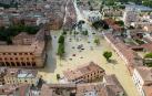 Una vista aérea muestra automóviles y edificios parcialmente sumergidos en el centro de Lugo, cerca de Rávena, por las inundaciones producidas en Emilia Romaña