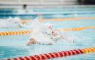 Una persona, en una piscina