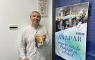 El navarro Antonio Liberal posa con su libro sobre el Parkinson
