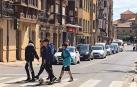 Cuatro jóvenes cruzan uno de los pasos de peatones que hay repartidos por la travesía, en los alrededores del colegio Escolapios