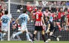Unai Simón solo puede observar cómo entra el cabezazo de Larsen que ponía el 1-1 en el luminoso