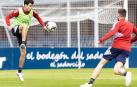 Manu Sánchez controla el balón ante la presión de Moncayola durante el entrenamiento de este sábado
