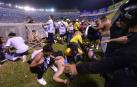 Primeros momentos de auxilio a las personas heridas a causa de la estampida en el estadio Cuscatlán