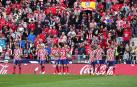 Los jugadores del Atlético de Madrid celebran con la grada uno de los tantos anotados contra Osasuna
