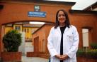 La psiquiatra Lucía Moreno, delante de la unidad de hospitalización psiquiátrica del Hospital Universitario de Navarra.
