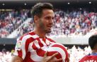 Saúl Ñiguez esconde el balón bajo la camiseta tras marcar contra Osasuna