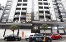 Edificio donde dos niñas mellizas de 12 años murieron tras precipitarse por el patio de luces en Oviedo