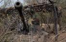 Un obús autopropulsado en una zanja cubierta por una red de camuflaje en una posición del ejército ucraniano cerca de Bakhmut