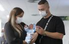 La pareja formada por Tamara y Jesús posan con su hijo, el pequeño Jesús