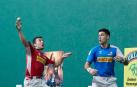 Joanes Bakaikoa golpea una pelota en un partido del Parejas de Promoción en el Labrit