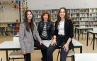 Elsa Avizcuri García (izquierda), Maribel Prieto y María Artega Úcar (derecha), en el IES Valle del Ebro.