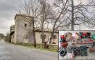Palacio de Elio, en Ciriza, y cajas de herramientas, azadas, rastrillos e incluso cascos de obra, entre otros objetos