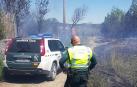 Un agente de la Guardia Civil en el lugar del incendio que provocó el detenido en Corella
