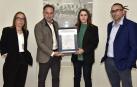 De izda a dcha, Gemma Lizaldre, responsable de implantación del certificado BRC Packaging V6; Michel Lumbreras, director de AENOR; y Ana María Jarauta y Miguel Ángel Jarauta, socios de Gráficas J. Marín, en el acto de entrega del certificado.