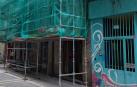 Andamios en un edificio en obras en Pamplona
