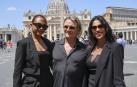 Nacho Cano posa con las actrices del musical 'Malinche', Ainhoa Maho y Andrea Bayardo, tras asistir a la audiencia general del papa Francisco