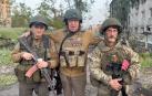 Yevgeny Prigozhin, con dos mercenarios en Bajmut