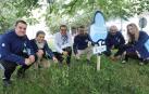 Parte del equipo de Think Blue. Factory. de Volkswagen Navarra. De izquierda a derecha, Jorge Espuelas, apoyo técnico de campo de Medio Ambiente; Ana Isabel Moreno, delegada de Medio Ambiente; Michael Hobusch, presidente de Volkswagen Navarra; Manuel Argüelles, jefe de Mantenimiento e Instalaciones; Antonio Mendía, jefe de Mantenimiento de Pintura, taller frente al que se encuentra la zona protegida; y Ana Sánchez, técnica de Comunicación, gestora de la información sobre el proyecto en la página de internet de Volkswagen Navarra