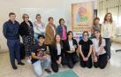 Detrás, de izda. a dcha., los profesores Rafael Rodríguez Natera, Inmaculada Villar Magallón, Arantxa Izco Palacios, Nuria Bericat Pórtoles, Natalia Álvarez Rivas, Ana María Cerdán Remón y María Pilar Ballarín Lloret. Agachados, también de izda. a dcha., los alumnos Pablo Gaona Nieto, Aroa Mediavilla Jiménez, Irene Jiménez Lorente -con el libro ganador-, Susana Castel-Ruiz Urzáiz y Rocío Aaldering Delmoro.